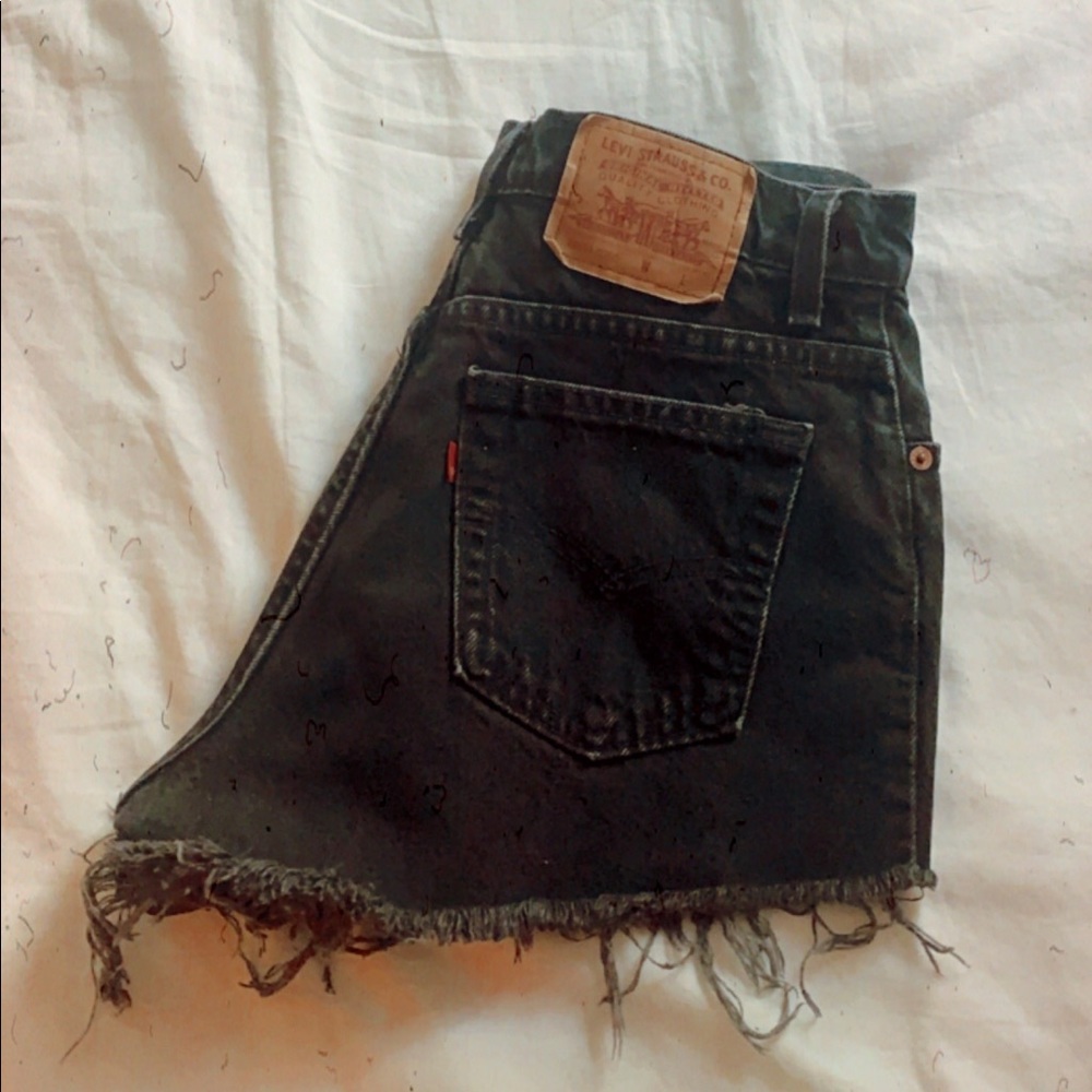 Black high rise Levi’s shorts fringed size 28